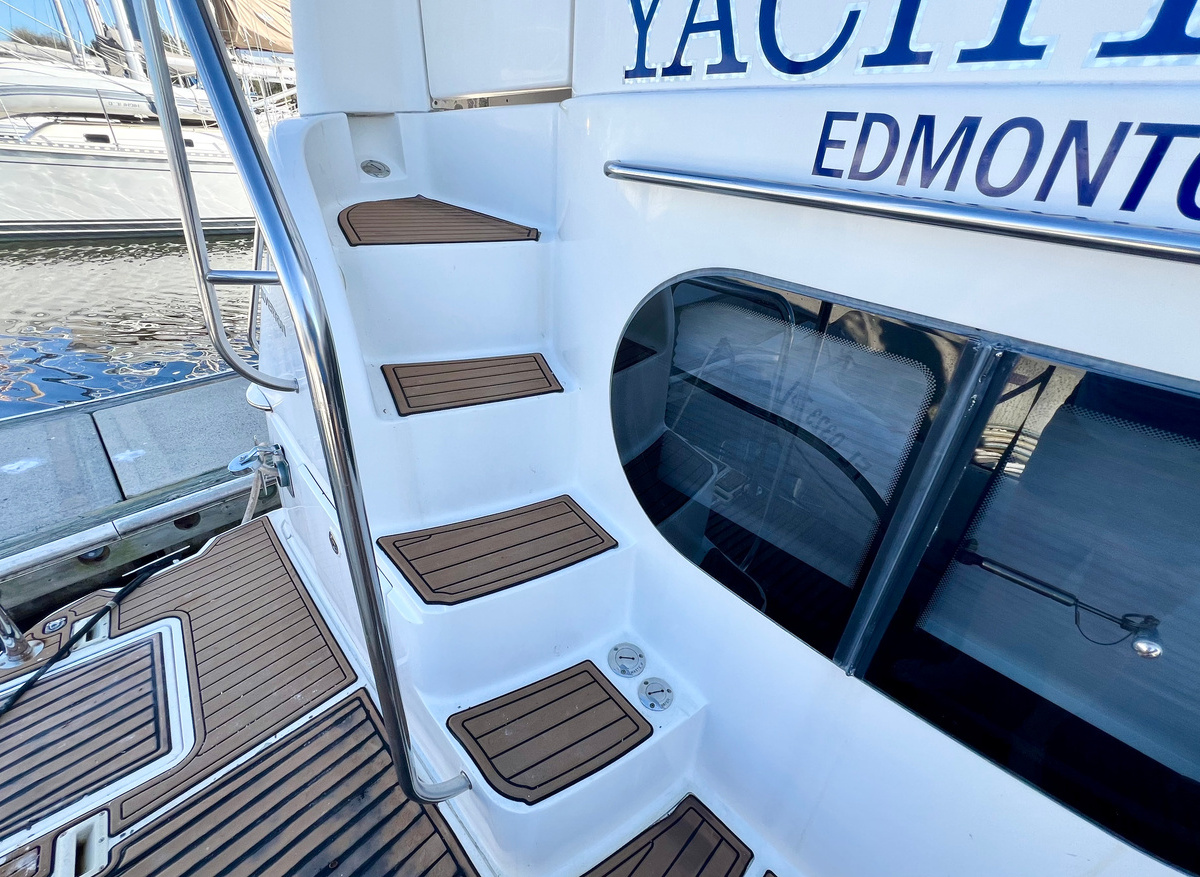 6 Totally Yachtsome 2003 Silverton 43 202502 molded staircase.jpeg