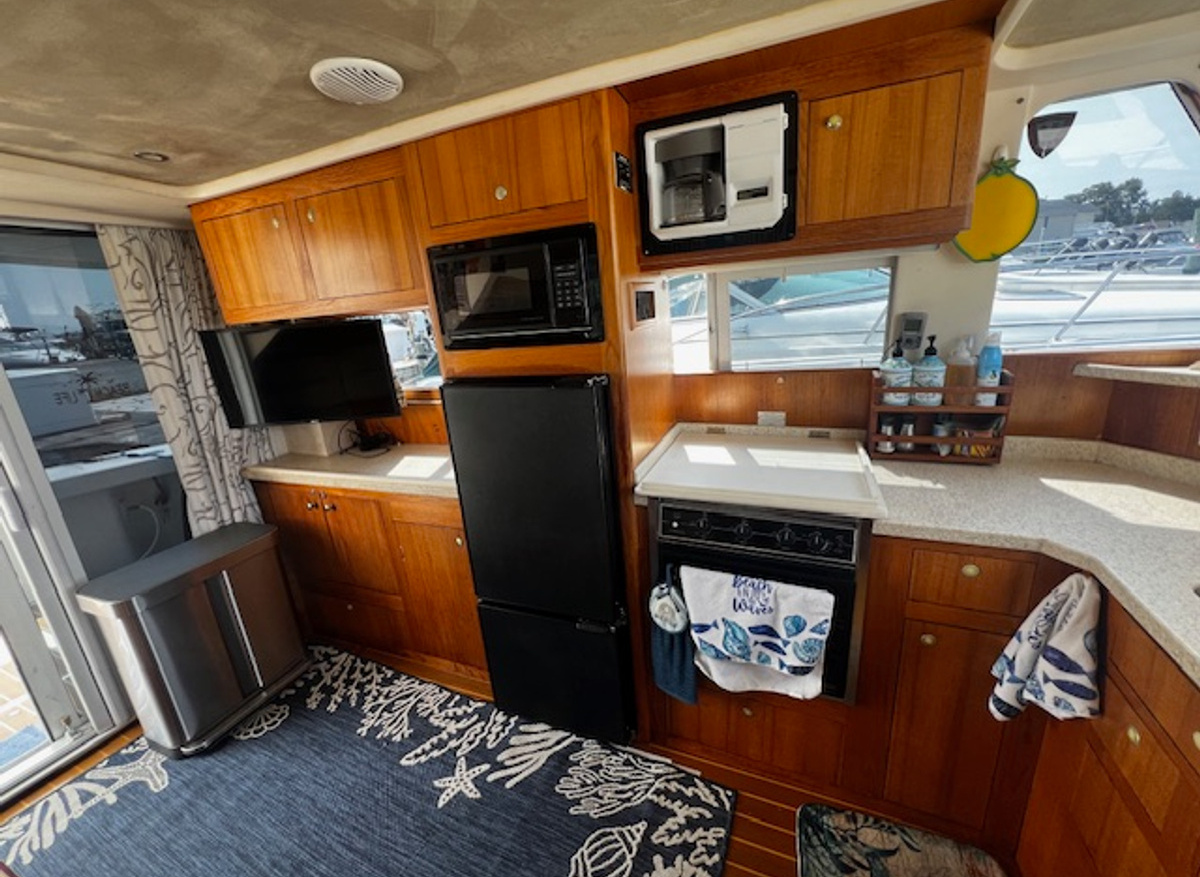 Mainship 390 salon portside.jpg