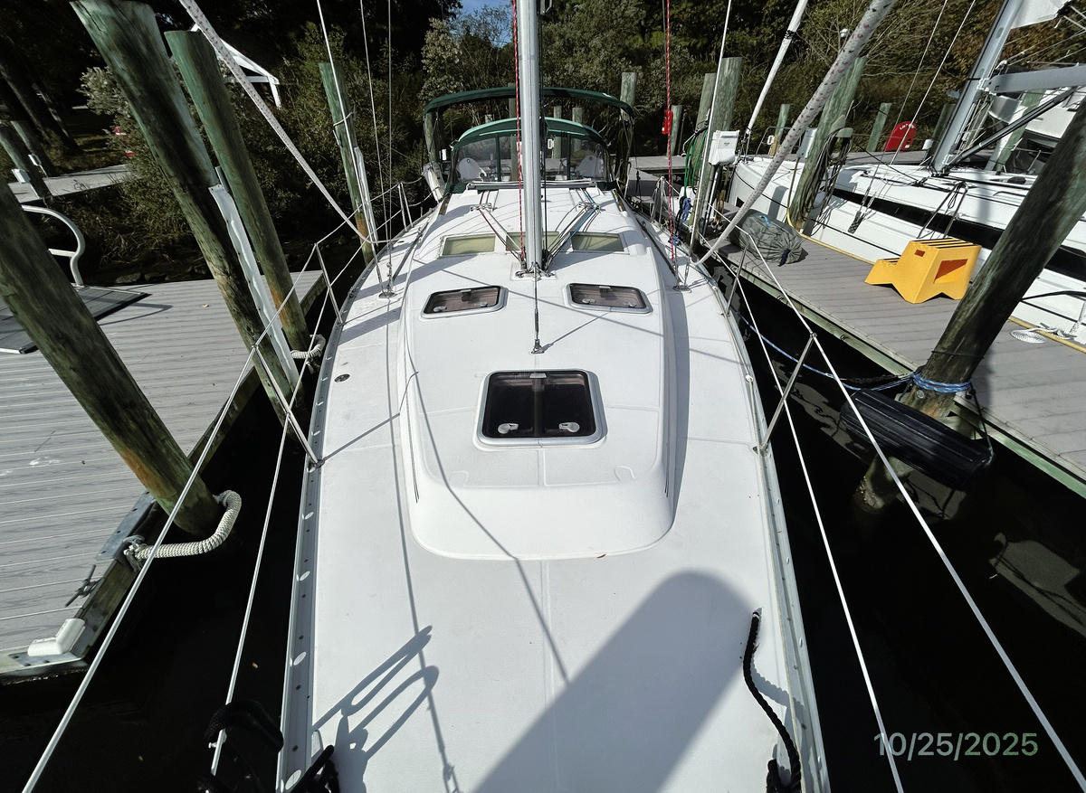 Cool-Breeze-foredeck-aft-hr1-10-25-25-6073E.jpg