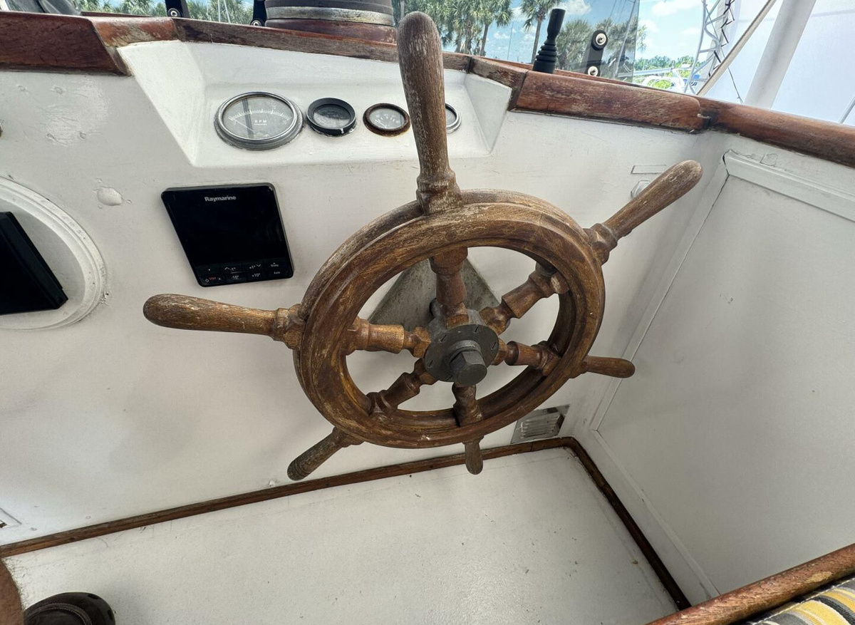 17. GB32 Flybridge Helm.jpg