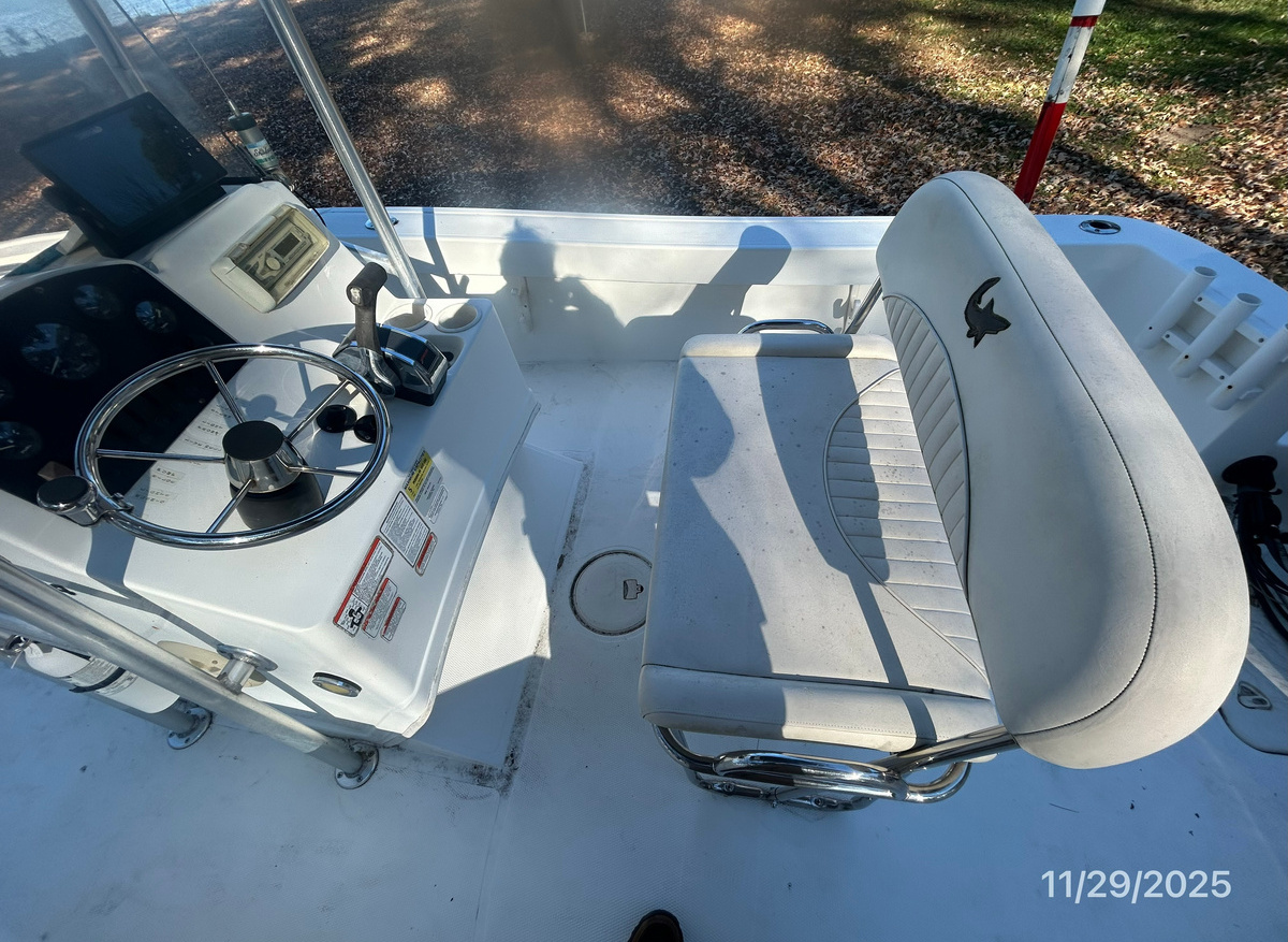 Mako-cockpit-stbd-hr1-11-29-25-74260.jpg