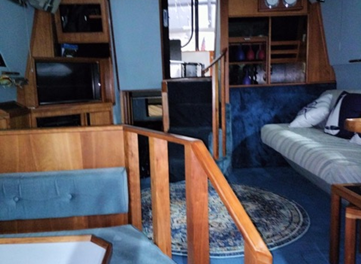 Salon looking aft from galley.JPG