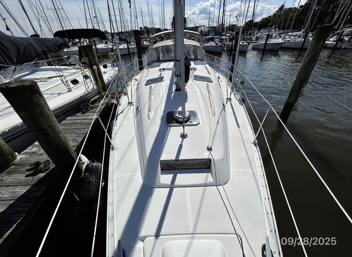 Little-Wing-foredeck-aft-hr1-9-28-25-9EDA6.jpg