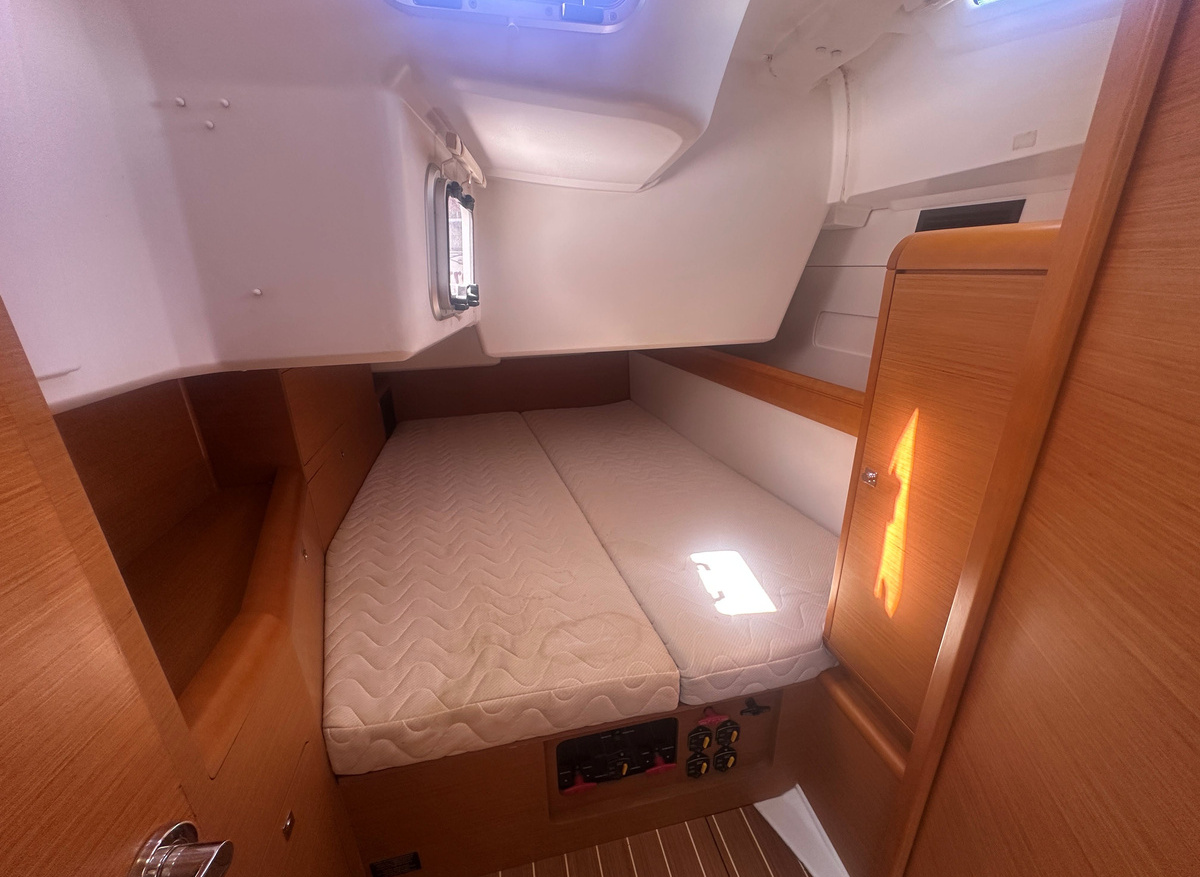 1024-SO509-Port-Aft-Cabin-D6437.JPG