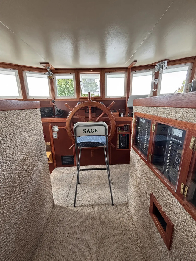 02-pilothouse-helm-879EF.jpg