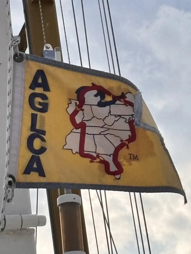 02-aglca-gold-burgee-9A980.jpg