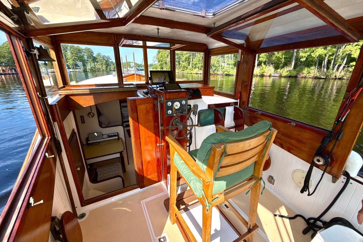12-Center-Wheelhouse-19D53.jpeg