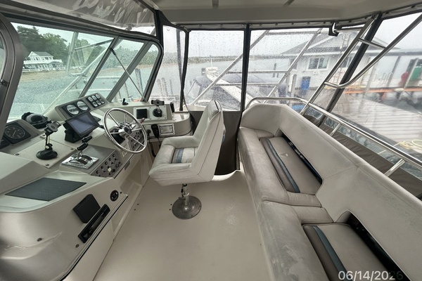 42_-Cruisers-Flybridge-Starboard-48EF4.jpg
