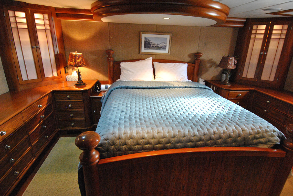 26-Owner_s-Stateroom-D4FDC.JPG