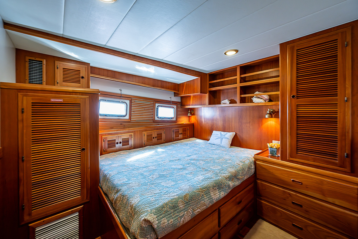 26-58_kadey_krogen_gandolf_guest_stateroom_1-9155C.jpg