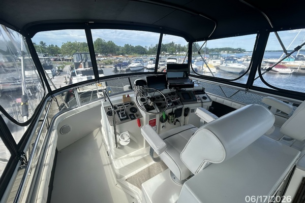 43_-Carver-Flybridge-Forward-F6954.jpg