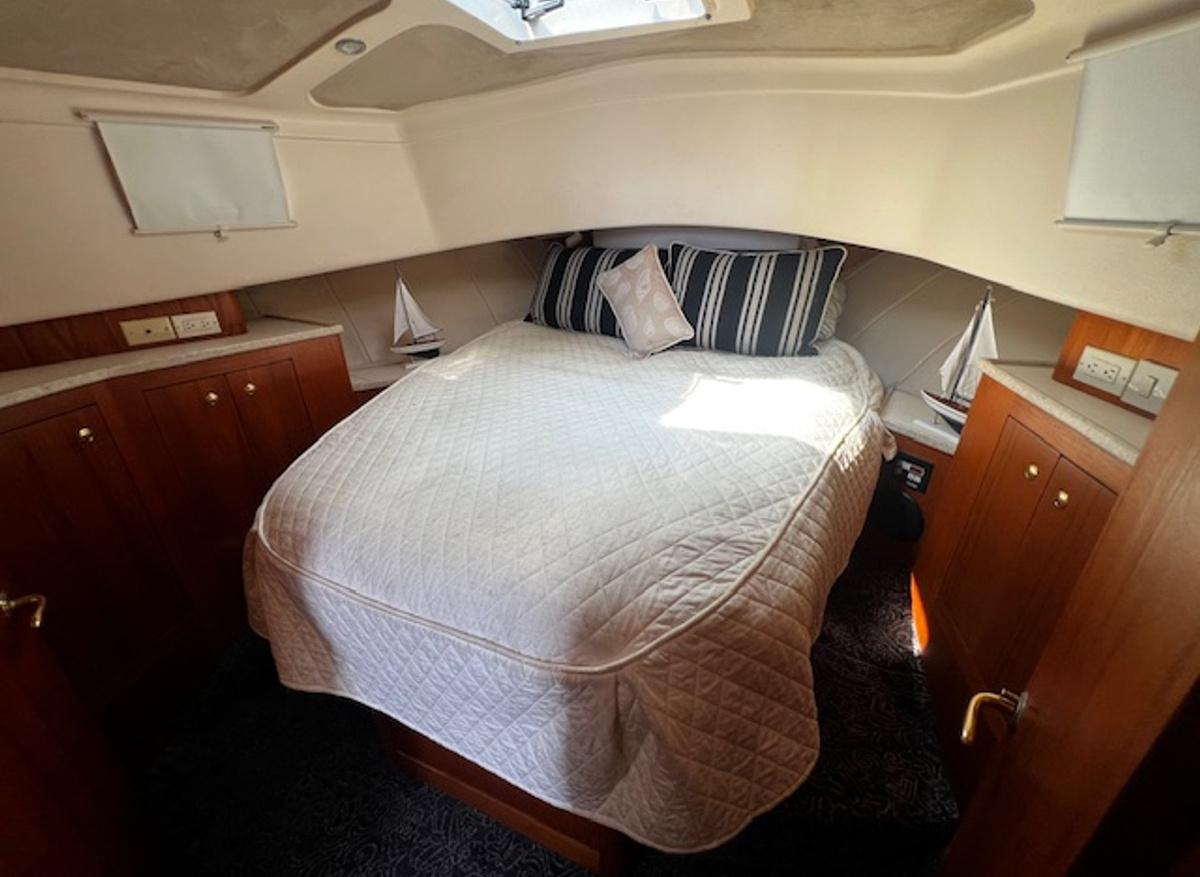 Mainship 390 master stateroom.jpg