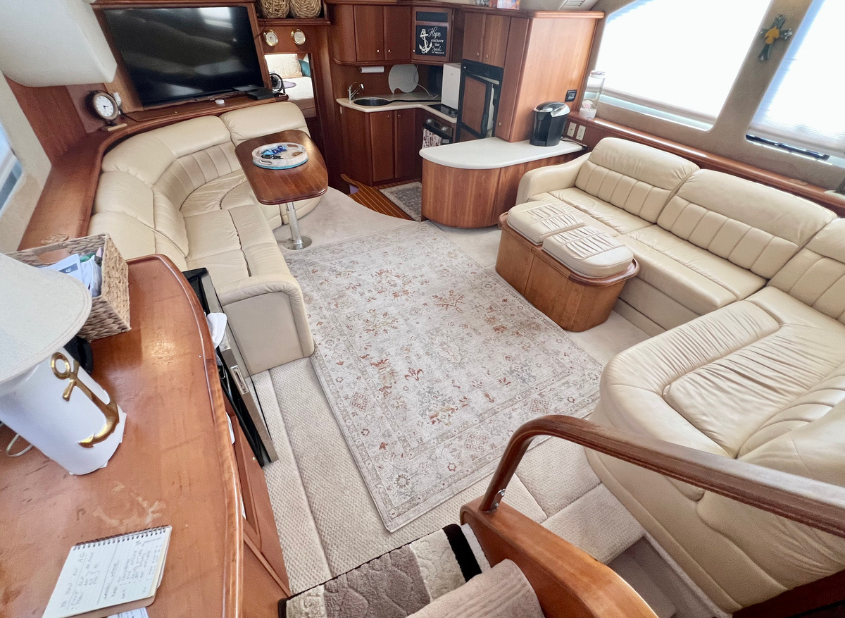 20 Totally Yachtsome 2003 Silverton 43 202502 Salon 1.jpeg