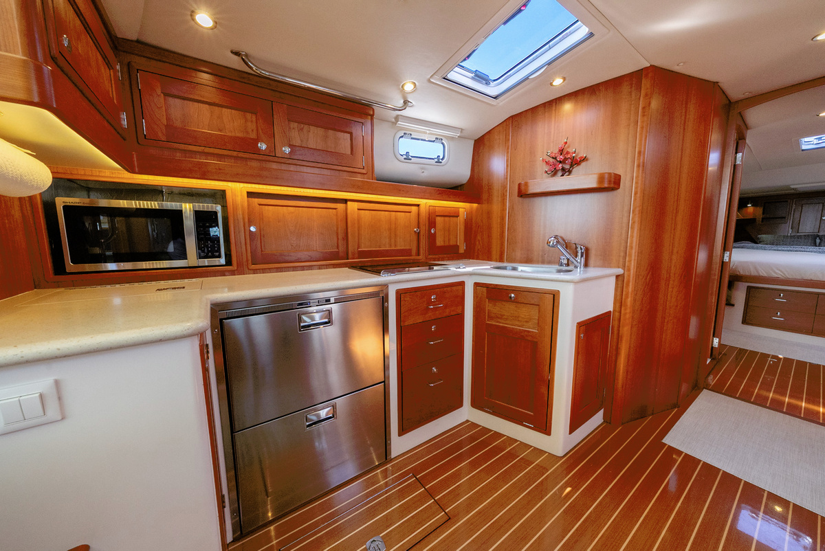 17-Galley-looking-forward-01085.jpg