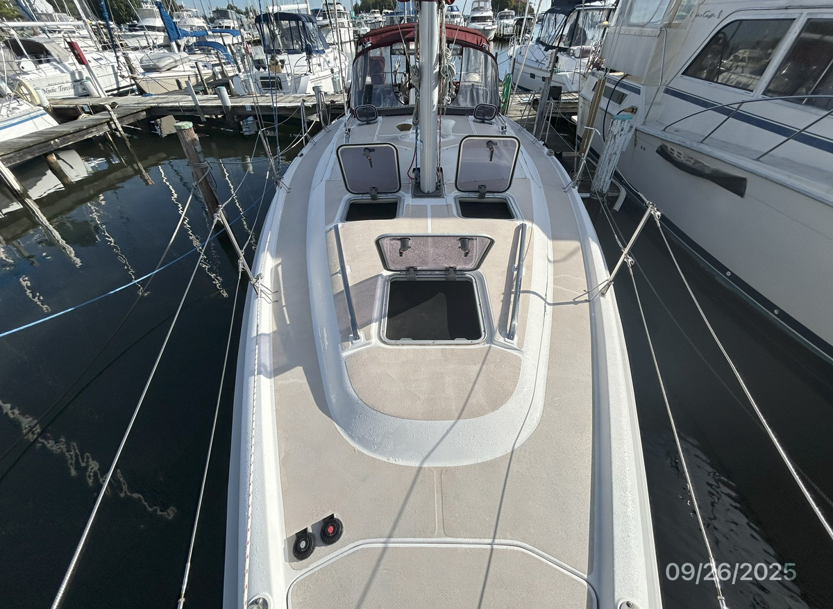 Red-Sky-foredeck-aft-hr1-9-26-25-41671.jpg