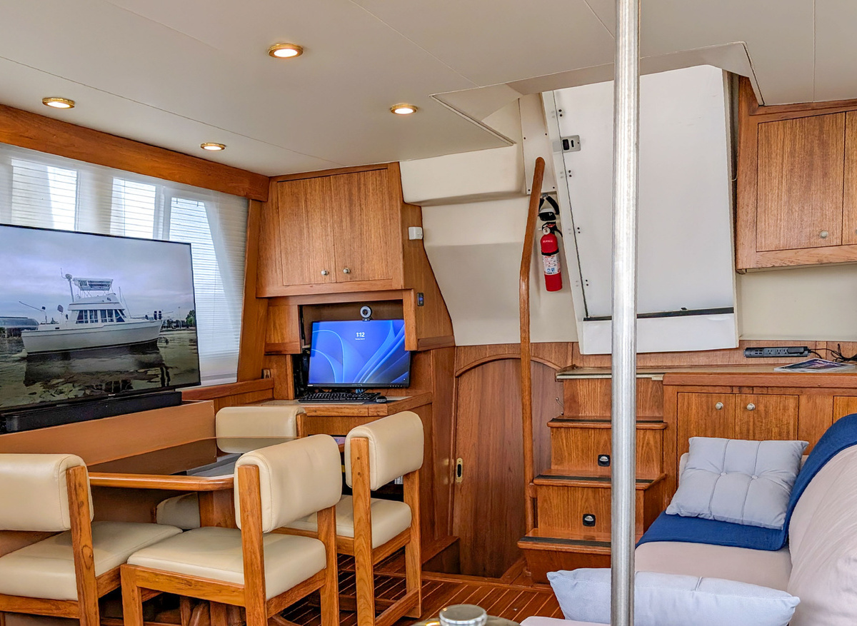15-Main-Saloon-with-TV-up-FDB5B.jpg