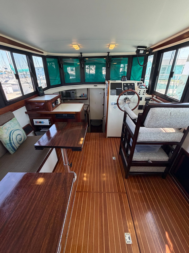 Salon-from-door-Aft--E4319.jpeg