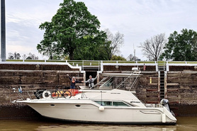 Image of 1989 42' Cruisers Yachts 4280 Express Bridge Motoryacht - Manifest