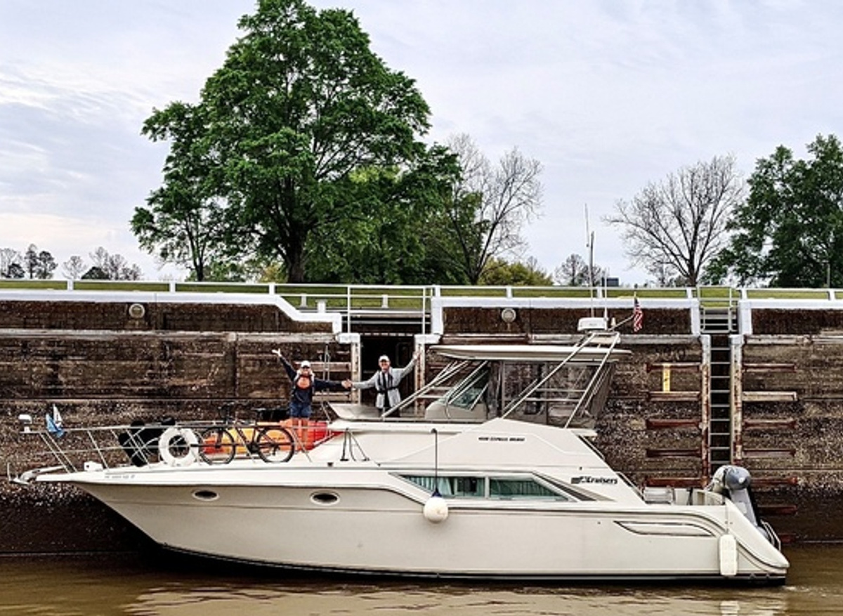 Image of 1989 42' Cruisers Yachts 4280 Express Bridge Motoryacht - Manifest