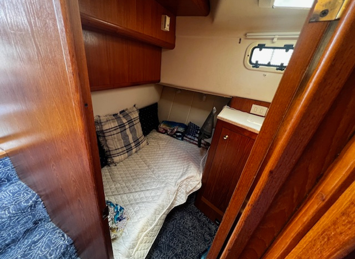 Mainship 390 guest berth.jpg