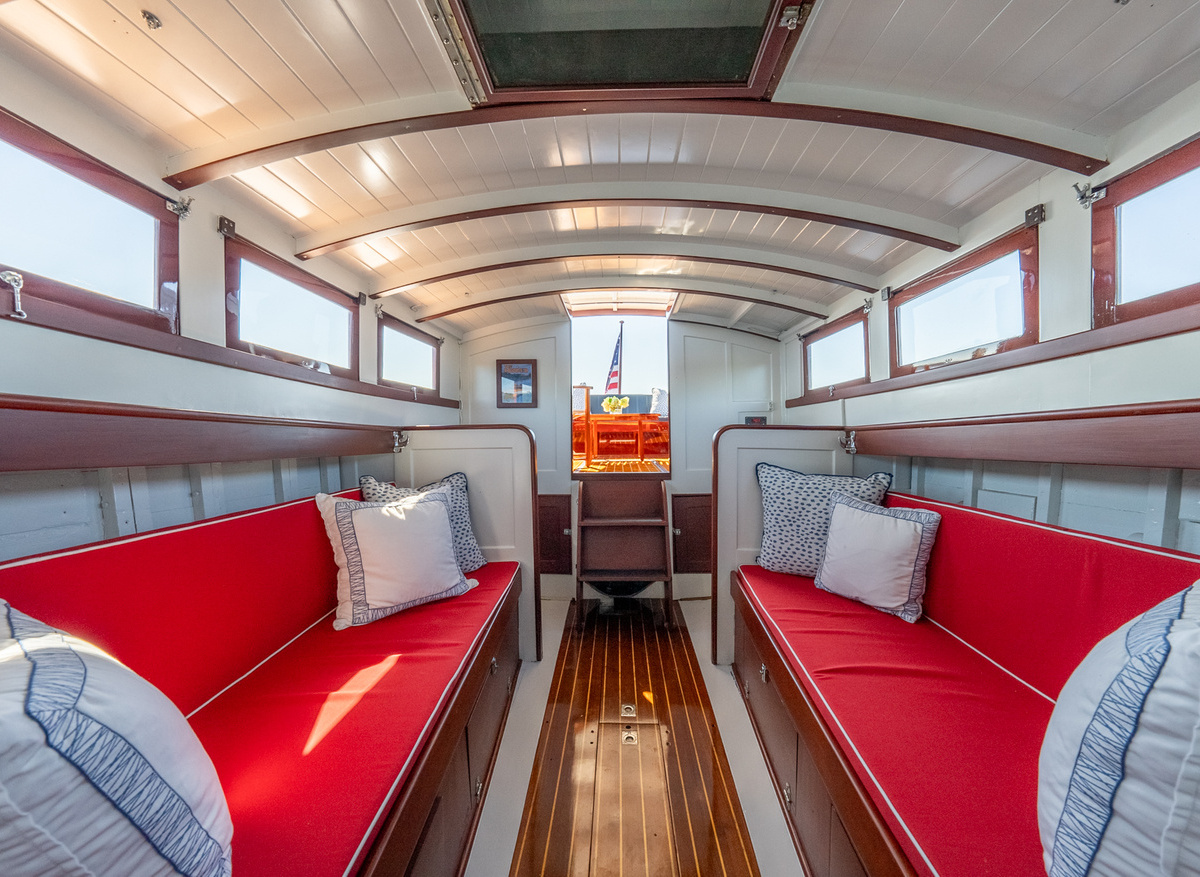 12-Saloon-Looking-Aft-76B4C.jpg