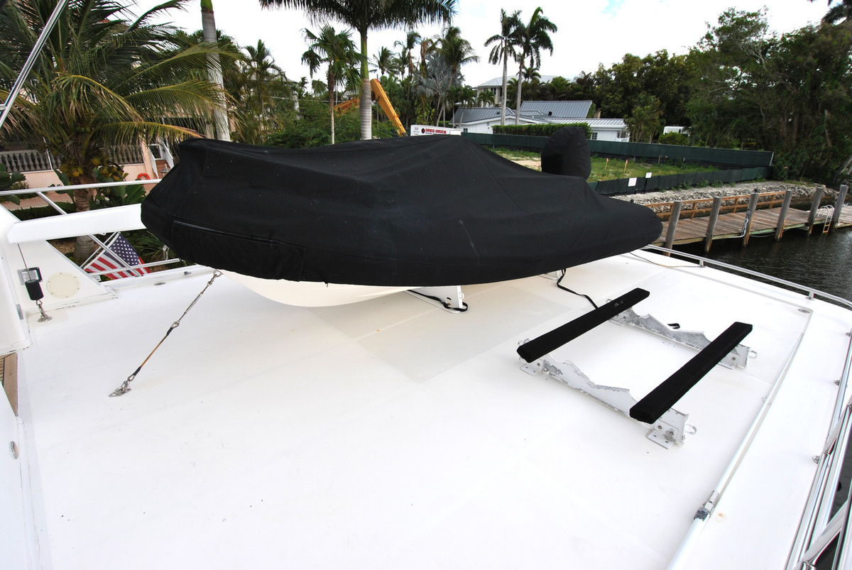 48-Flybridge-Deck-F8423.JPG