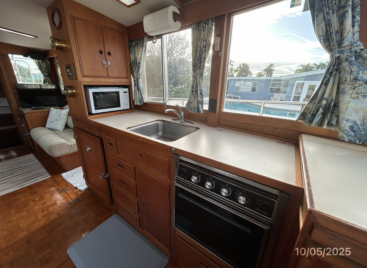 Millie-galley-hr1-10-5-25-0E0F9.jpg