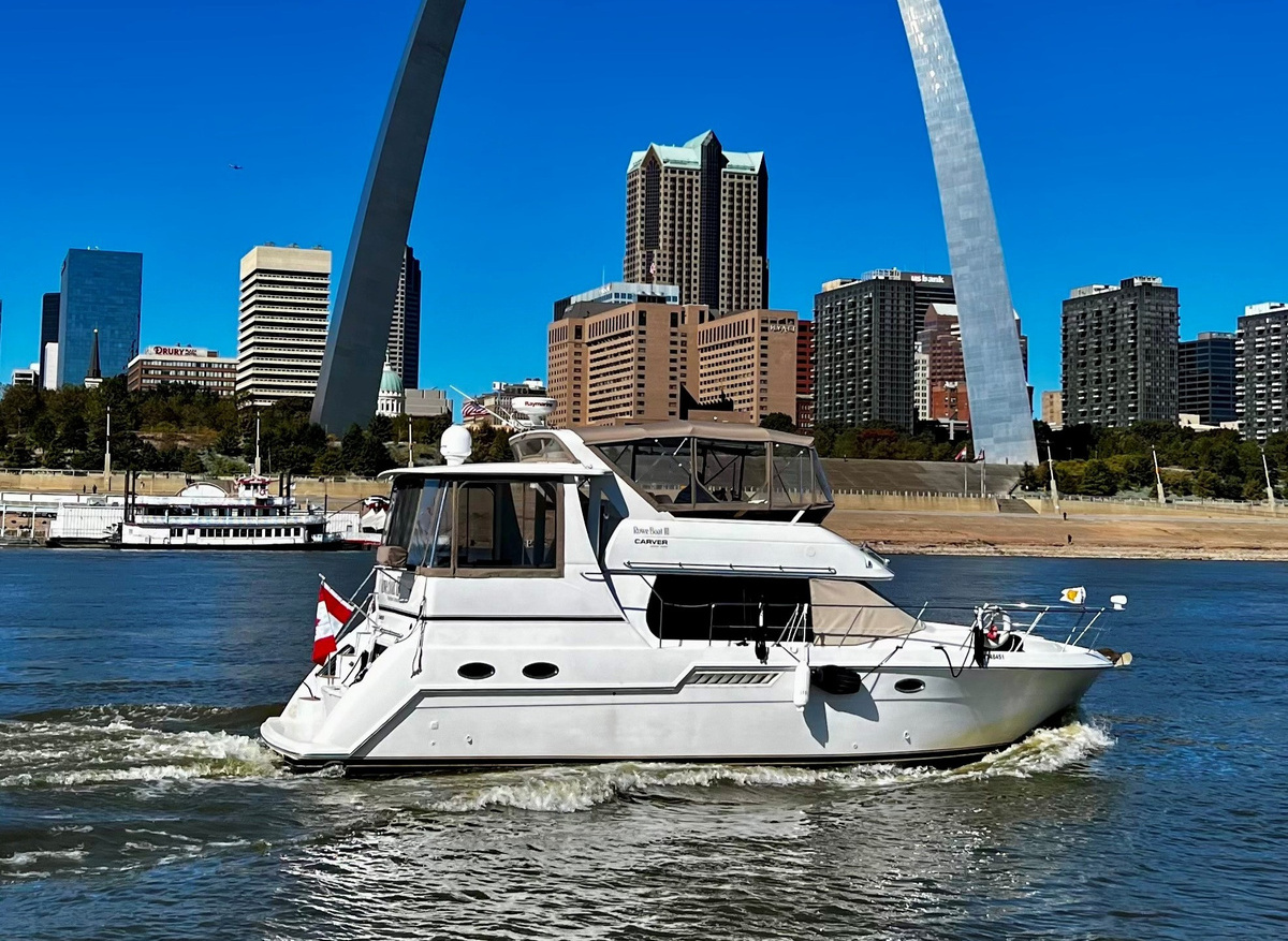 Image of 2002 Carver 406 Aft Cabin