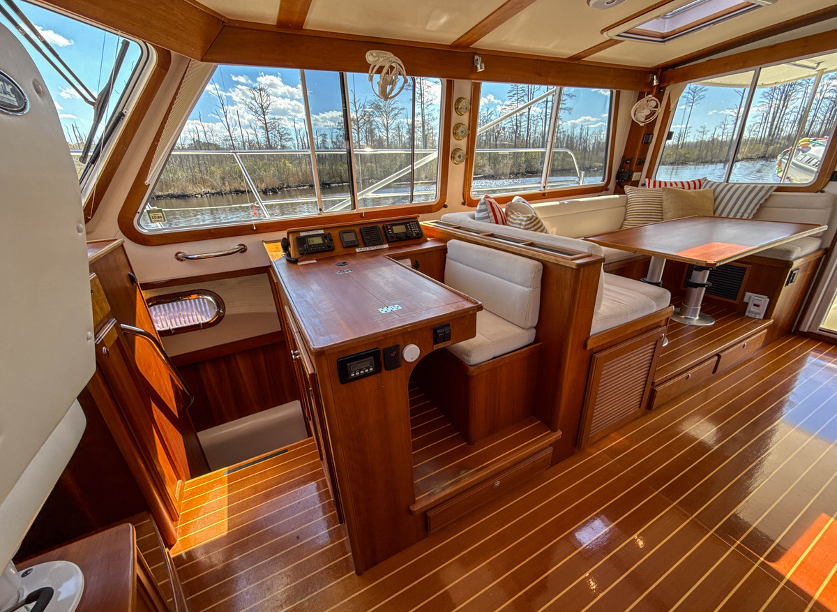 25 SEE LEVEL Nav desk saloon stbd.jpg