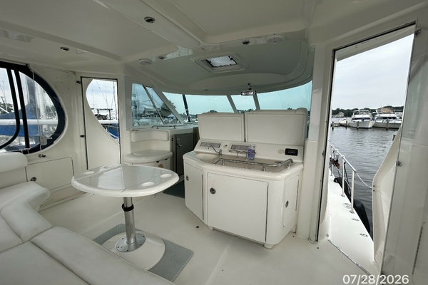 40_-Sea-Ray-upper-deck-forward-0CC99.jpg