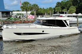 Image of 2021 GREENLINE39 HYBRID LOOPER YACHT 
