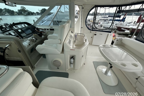 40_-Sea-Ray-upper-deck-aft-starboard-EC27F.jpg