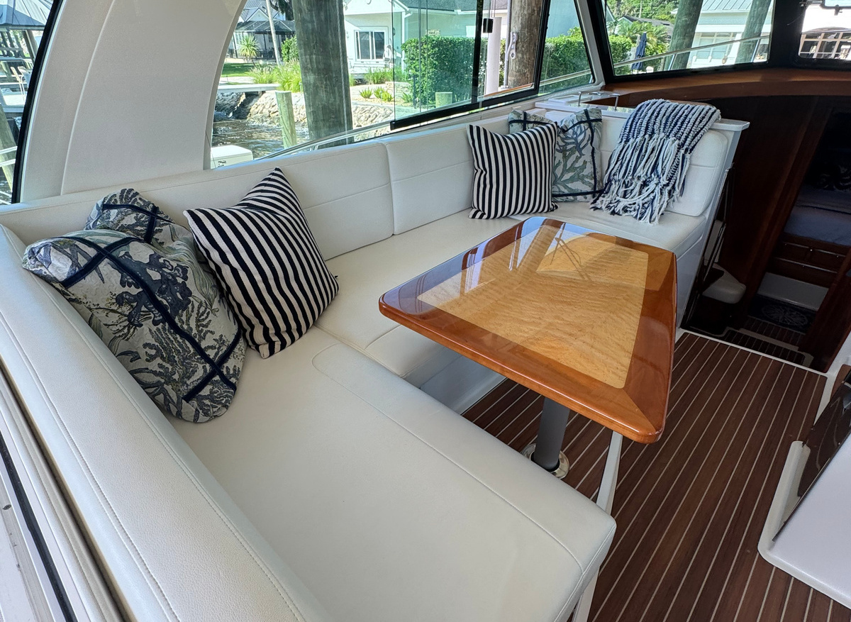 4-Interior-04-Seating-C2C42.jpg