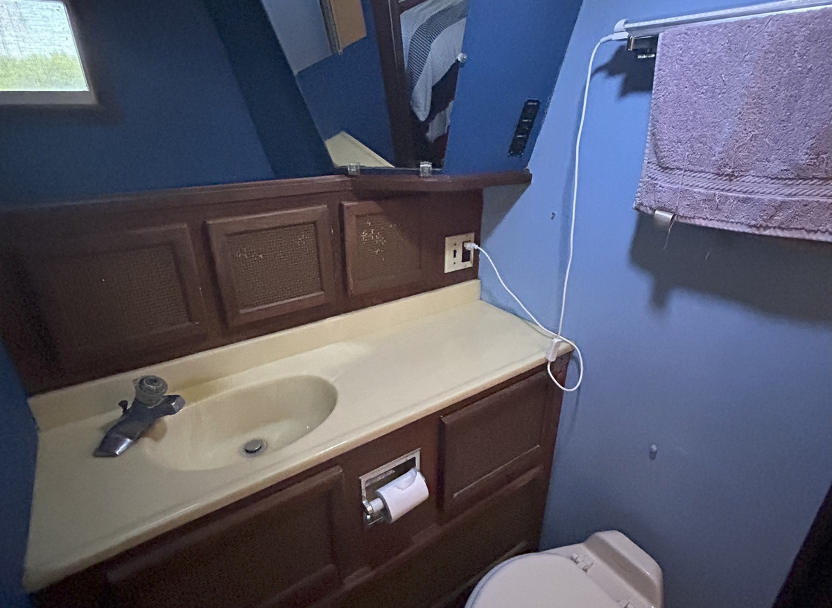No-Regrets-master-stateroom-head-hr1-8-22-25-FF5C7.jpg
