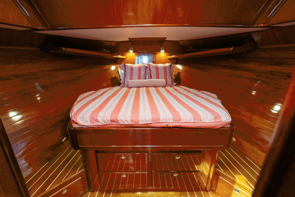 9-Owners-Stateroom-38C52.jpg