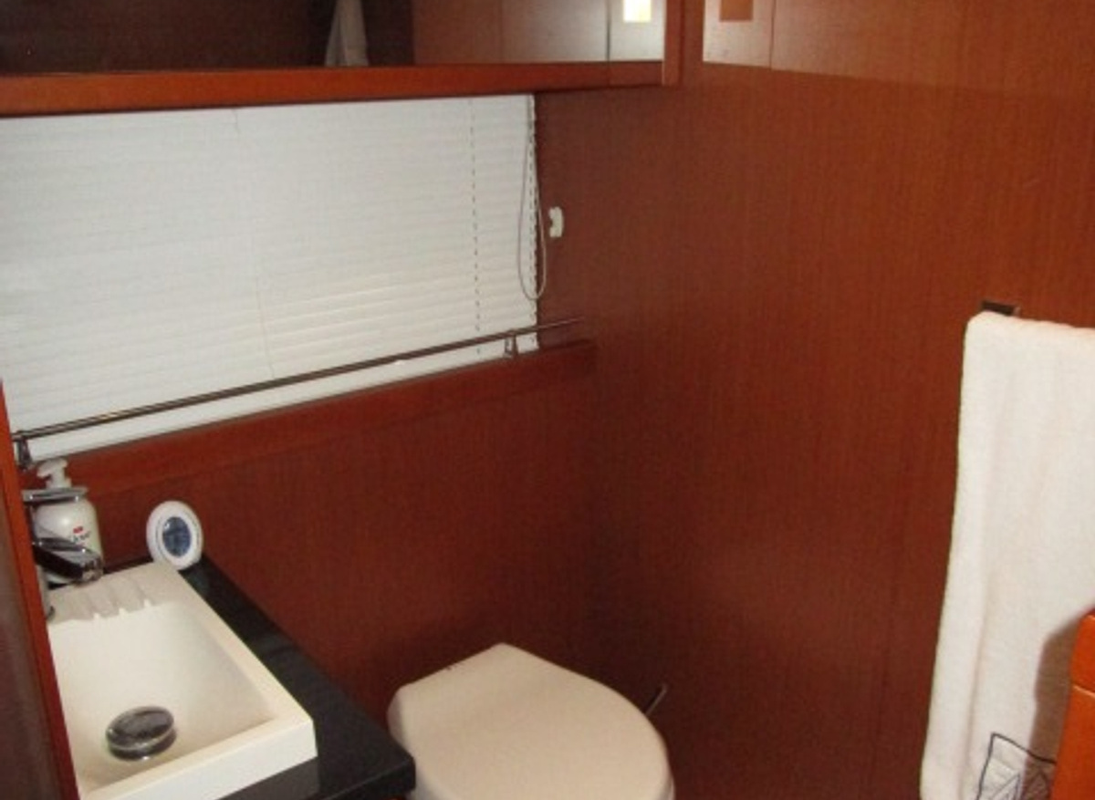 Dove master stateroom head 3-19-24.JPG