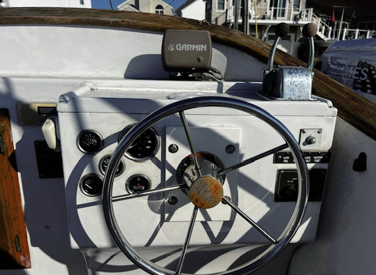 Willard-flybridge-helm-2A61F.jpg