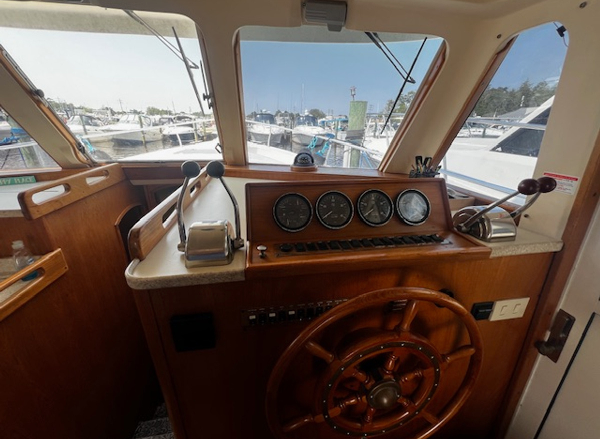 Mainship 390 lower helm.jpg