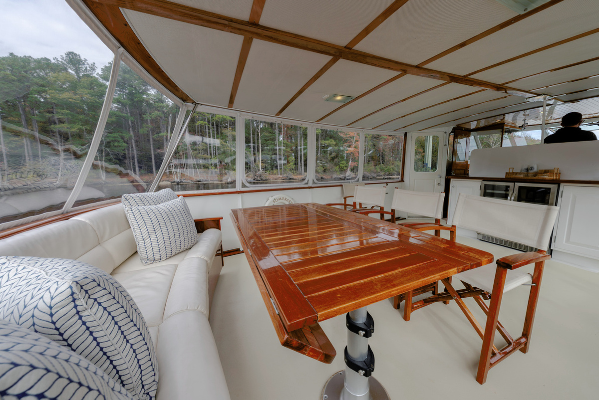 28-aft-deck-dining-CC9F3.jpg