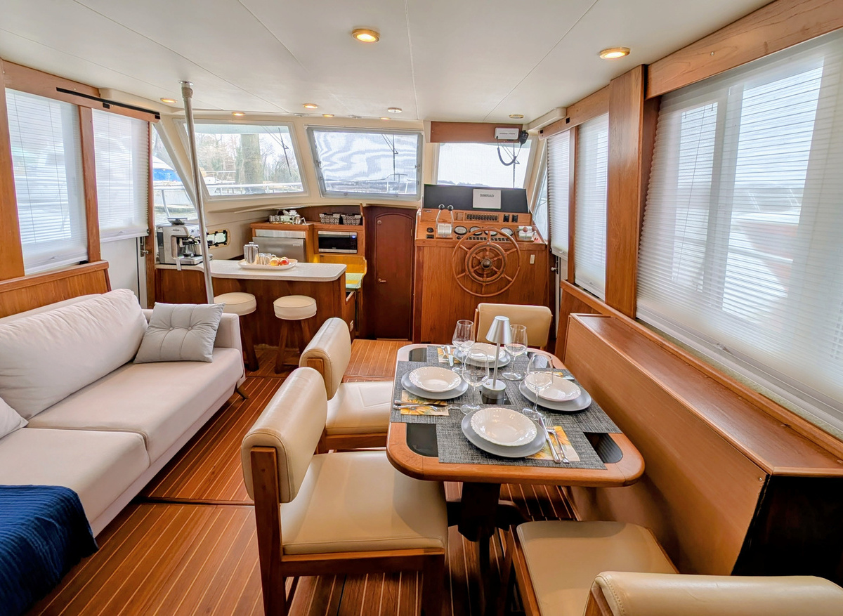 11-Main-Saloon-C99E3.jpg