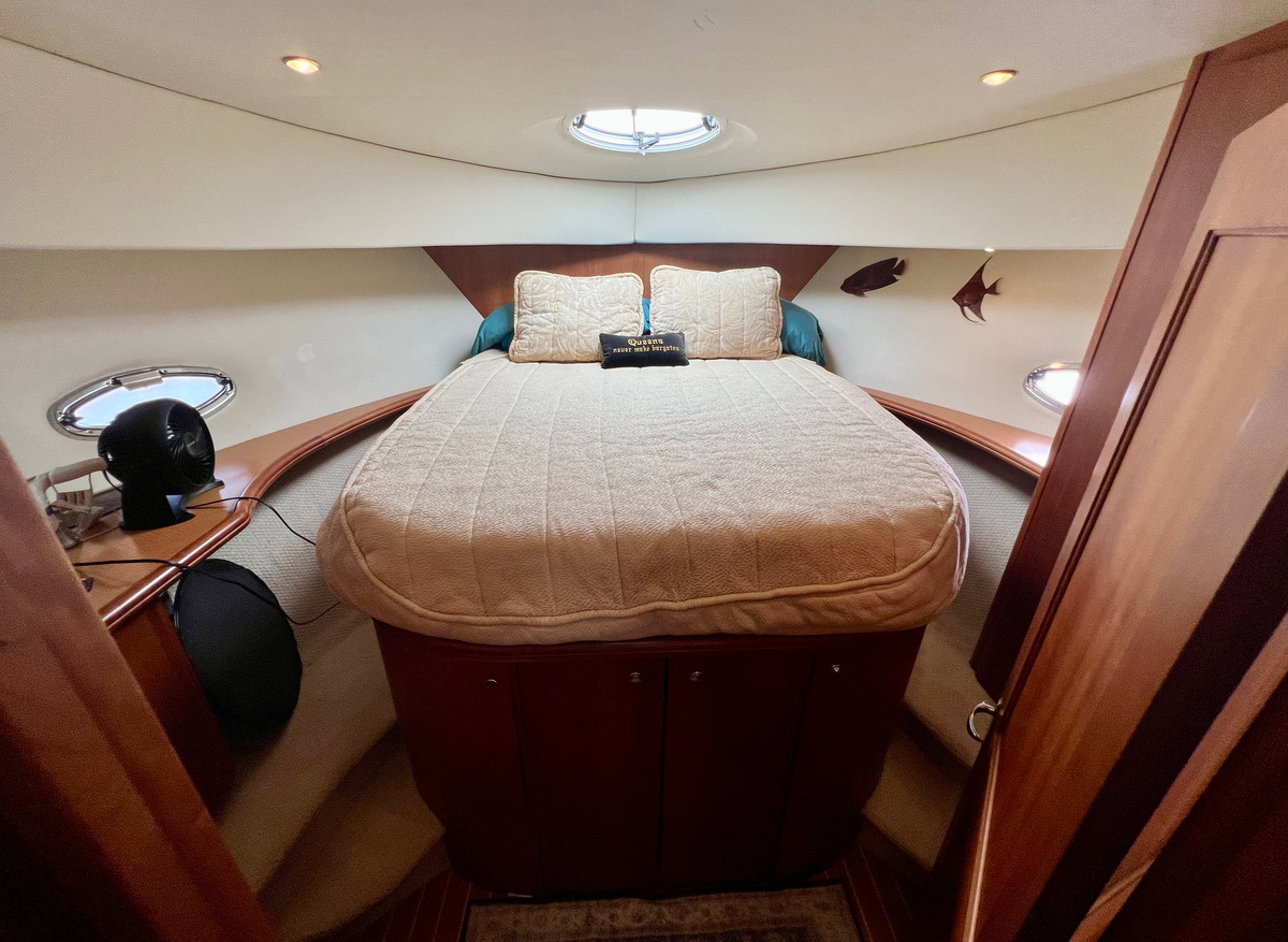 29 Totally Yachtsome 2003 Silverton 43 202502 fwd cabin 1.jpeg