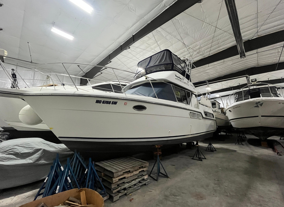 Image of 1995 Carver 325 Motor Yacht -  Fresh Water! 