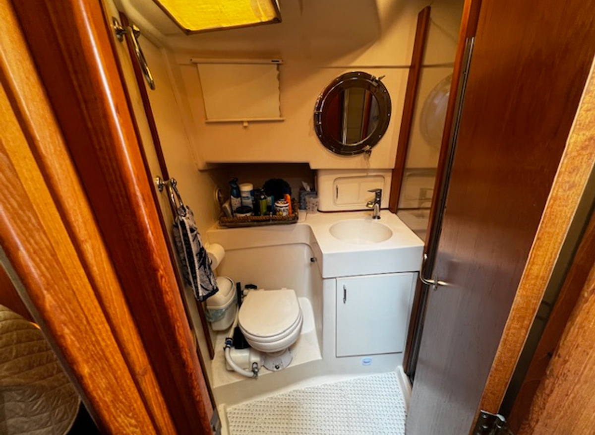 Mainship 390 bathroom.jpg