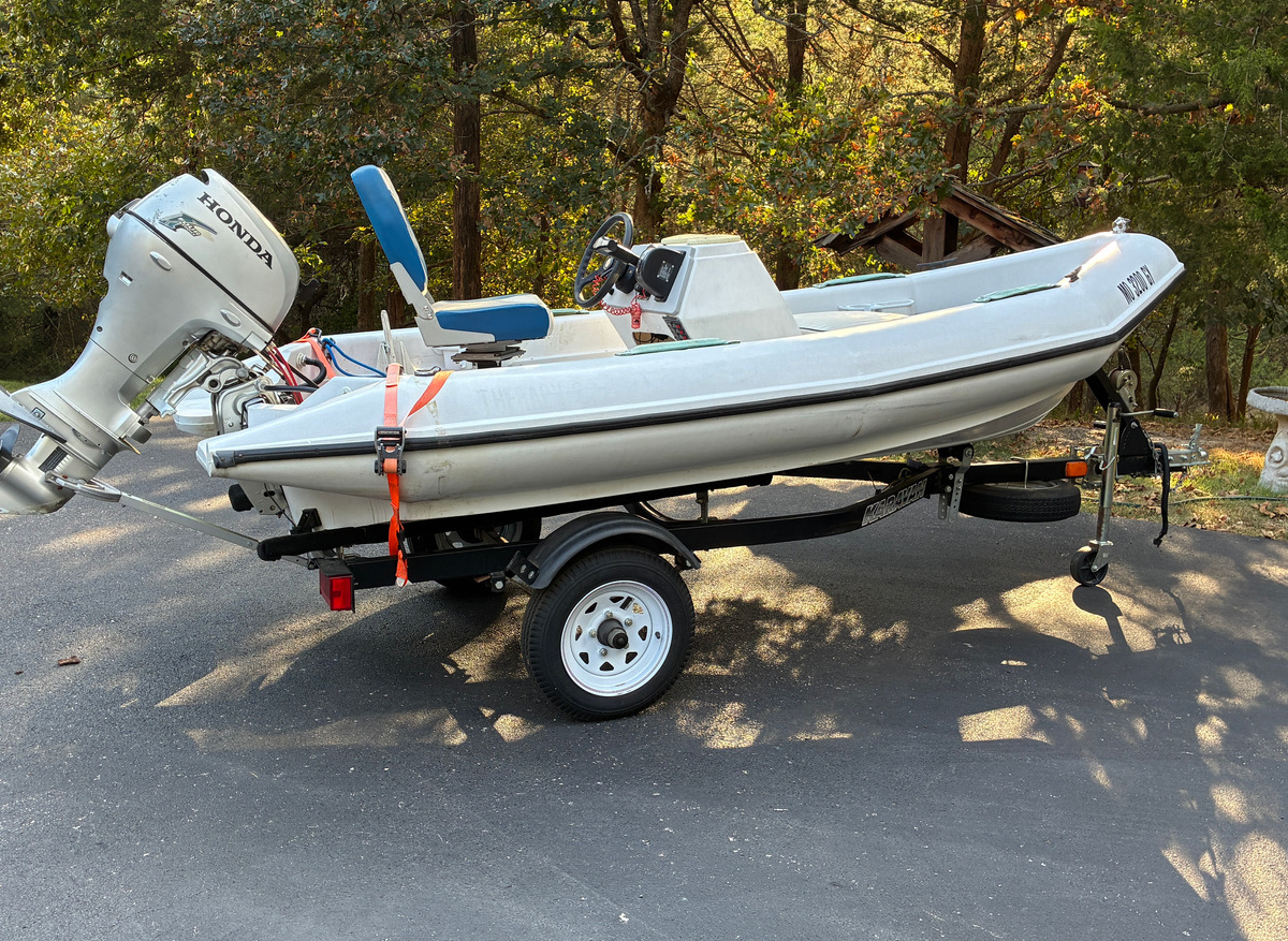 Image of 2000 12’ Genmar Logic Boat
