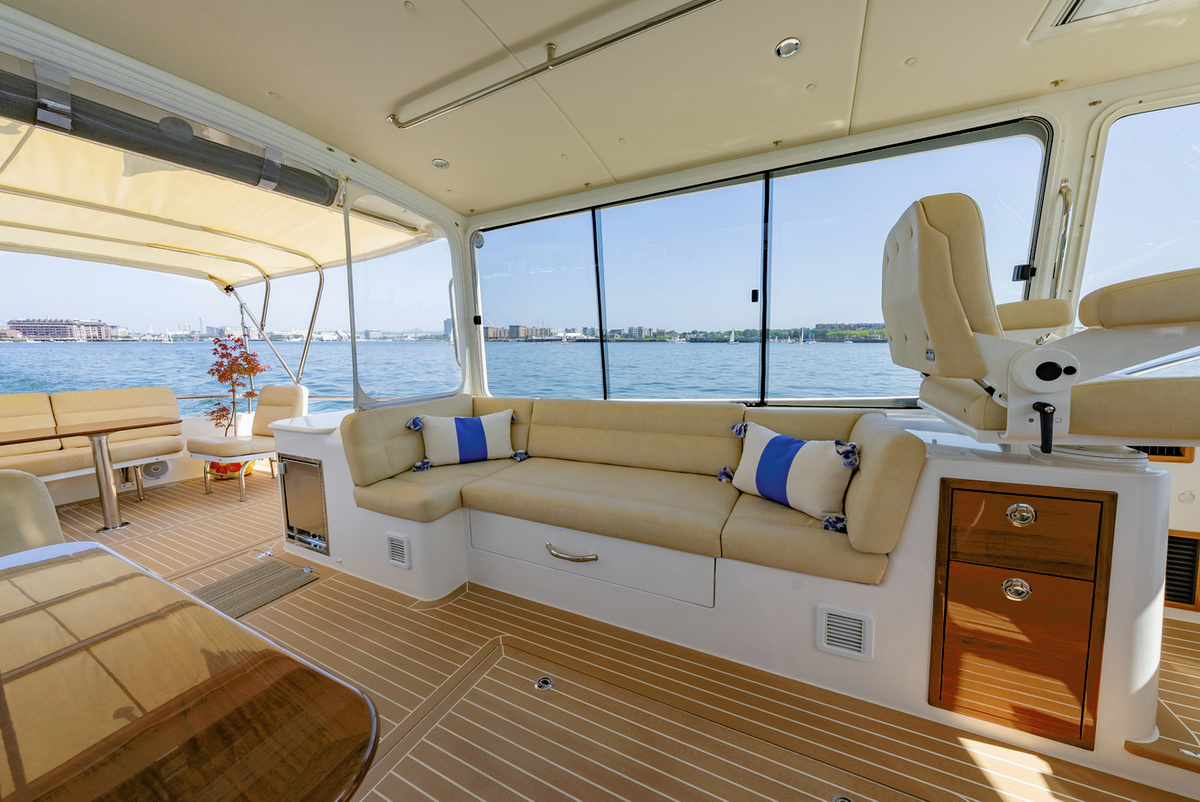 28-Port-upper-salon-with-port-helm-seat-and-drawers-BAAF6.jpg
