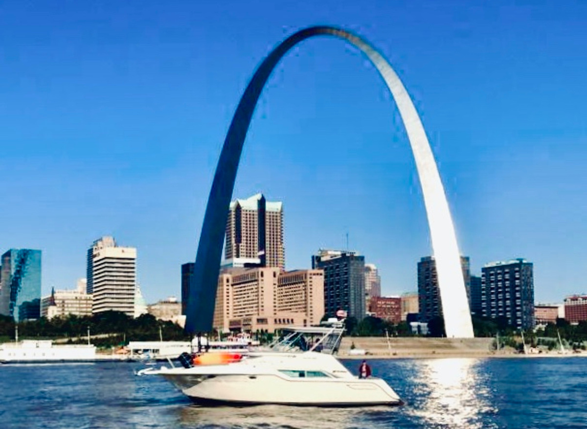 2019-10-10 Passing St Louis Arch.jpg