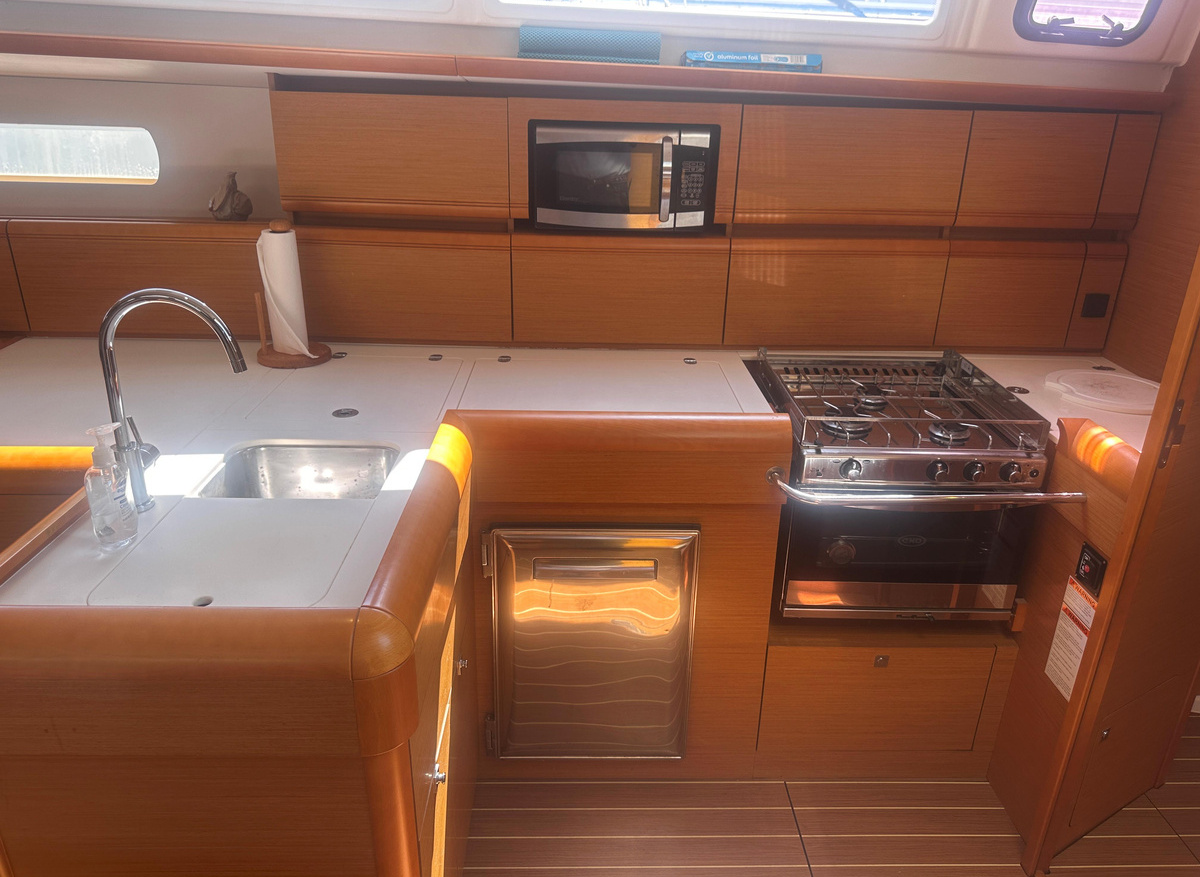1031-SO509-Galley-422EA.JPG