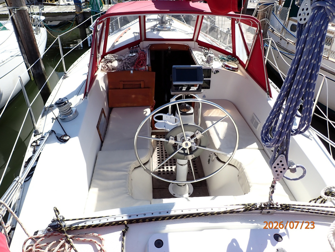 35_-Scanmar-cockpit-forward-DDA06.jpg