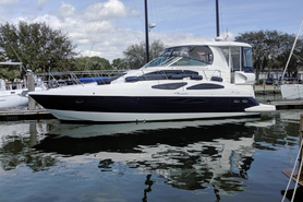 Image of 2005 Cruisers Yachts 455 Express Motoryacht