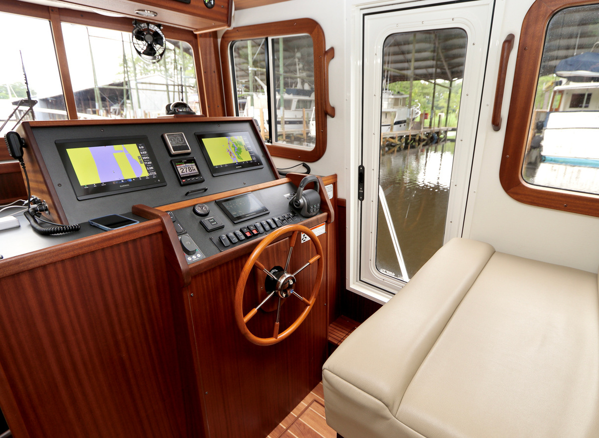 21 Pilothouse stbd.jpeg